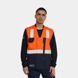 Hombre usando geólogo ignífugo FIREWEAR® bicolor naranjo y azul en vista frontal.