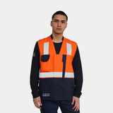 Hombre usando geólogo ignífugo FIREWEAR® bicolor naranjo y azul en vista frontal.