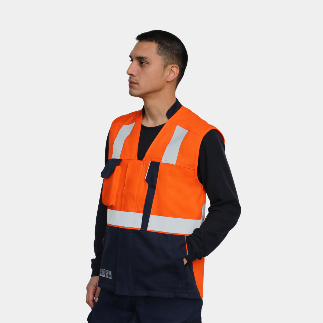 Hombre usando geólogo ignífugo FIREWEAR® bicolor naranjo y azul en vista lateral.
