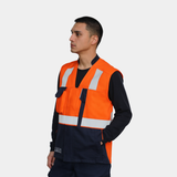 Hombre usando geólogo ignífugo FIREWEAR® bicolor naranjo y azul en vista lateral.