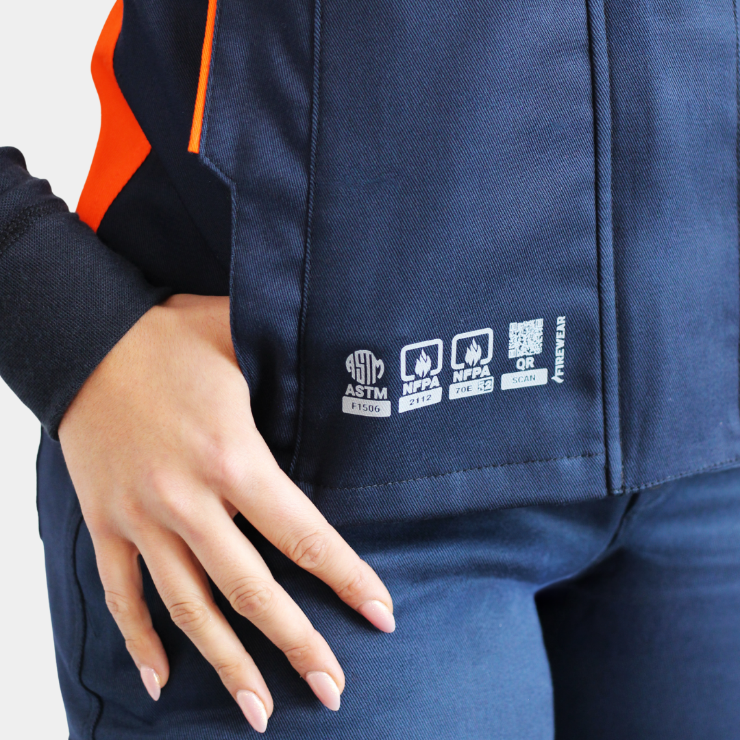 Detalle de bolsillo inferior de geólogo ignífugo FIREWEAR® bicolor naranjo y azul R201-2 para mujer.
