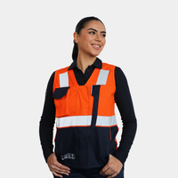 Mujer usando geólogo ignífugo FIREWEAR® bicolor naranjo y azul R201-2 en vista frontal tres cuartos.