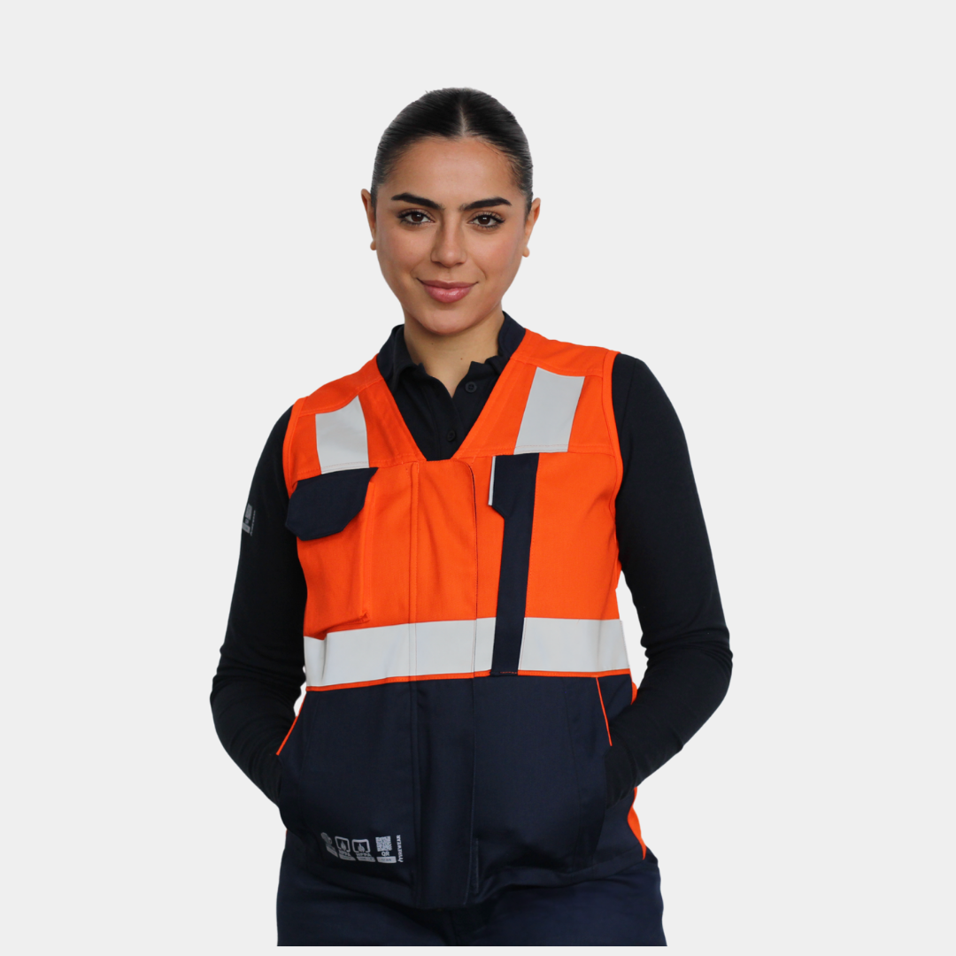 Mujer usando geólogo ignífugo FIREWEAR® bicolor naranjo y azul R201-2 en vista frontal.