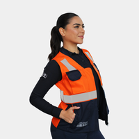 Mujer usando geólogo ignífugo FIREWEAR® bicolor naranjo y azul R201-2 en vista lateral.