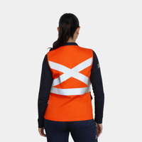 Mujer usando geólogo ignífugo FIREWEAR® bicolor naranjo y azul R201-2 en vista posterior.