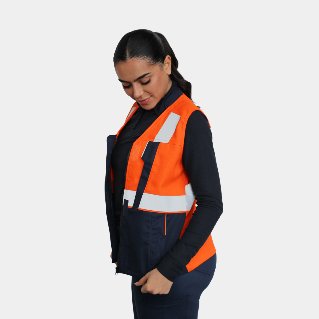 Mujer usando geólogo ignífugo FIREWEAR® bicolor naranjo y azul R201-2 en vista tres cuartos.