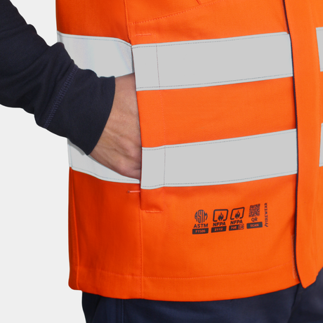 Detalle de bolsillo inferior de geólogo ignífugo FIREWEAR® naranjo y azul para hombre.