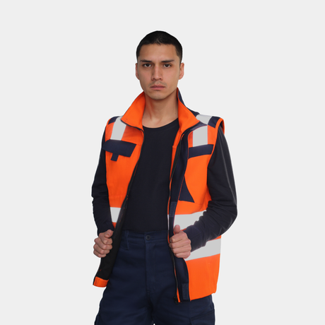 Hombre usando geólogo ignífugo FIREWEAR® naranjo y azul en vista frontal tres cuartos.