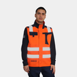 Hombre usando geólogo ignífugo FIREWEAR® naranjo y azul en vista frontal.