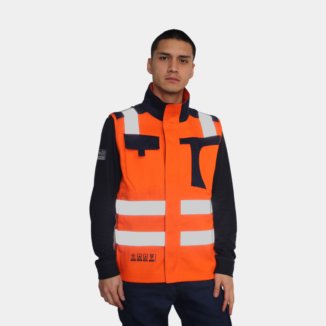 Hombre usando geólogo ignífugo FIREWEAR® naranjo y azul en vista frontal.