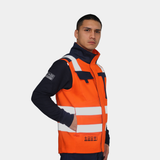 Hombre usando geólogo ignífugo FIREWEAR® naranjo y azul en vista lateral.