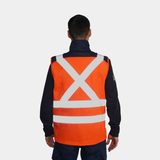 Hombre usando geólogo ignífugo FIREWEAR® naranjo y azul en vista posterior.