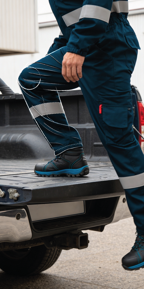 Trabajador usando ropa ignífuga FIREWEAR® en movimiento durante trabajo industrial.