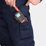 Detalle de bolsillo para radio de overol ignífugo FIREWEAR® azul marino para hombre.