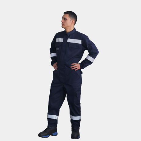 Hombre usando overol ignífugo FIREWEAR® azul marino en vista frontal de cuerpo completo.