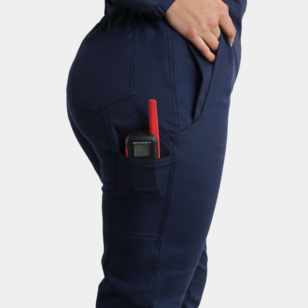 Detalle de bolsillo lateral de overol ignífugo FIREWEAR® azul marino para mujer.