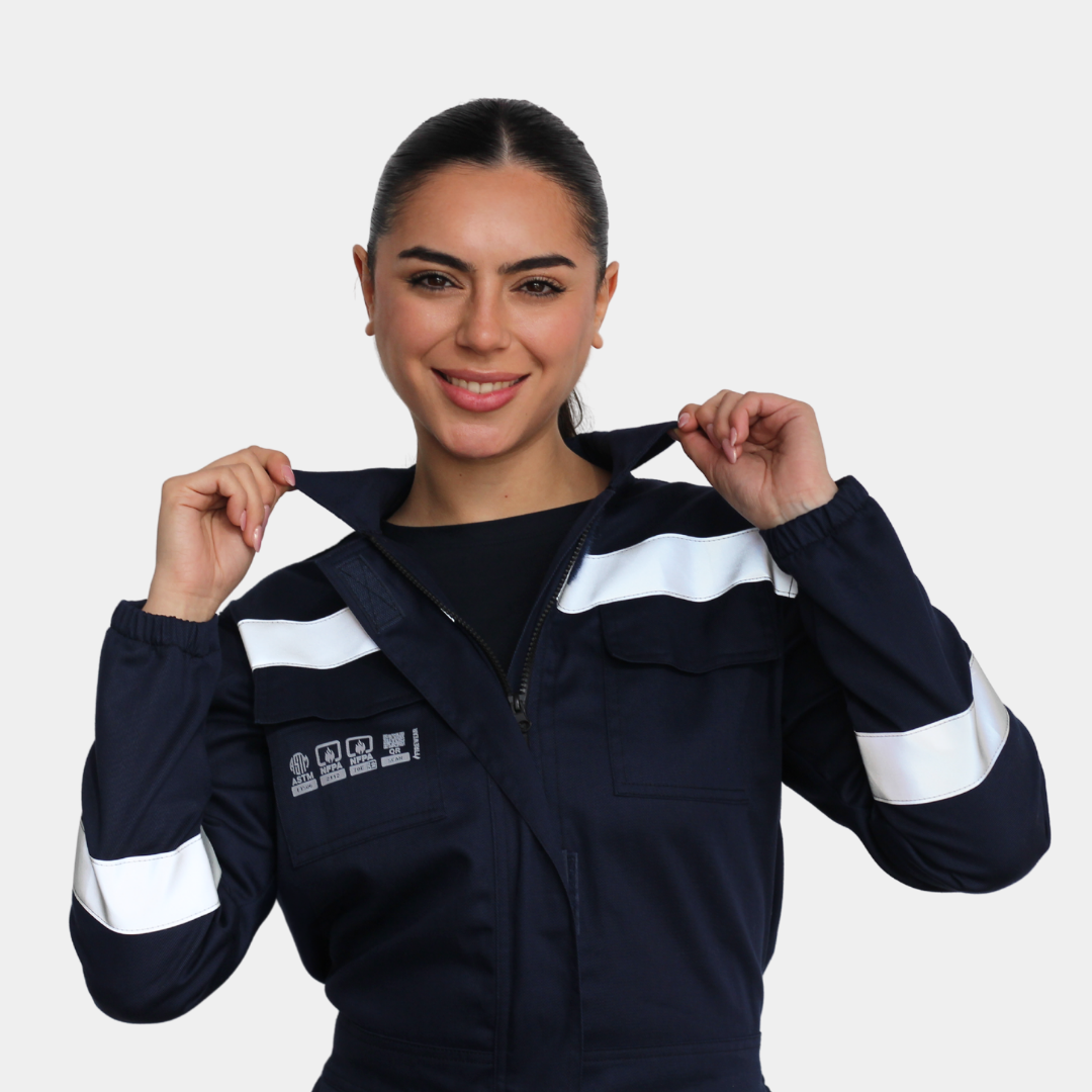 Detalle de cuello de overol ignífugo FIREWEAR® azul marino para mujer.