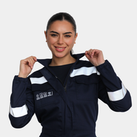 Detalle de cuello de overol ignífugo FIREWEAR® azul marino para mujer.