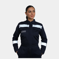Mujer usando overol ignífugo FIREWEAR® azul marino en vista frontal.