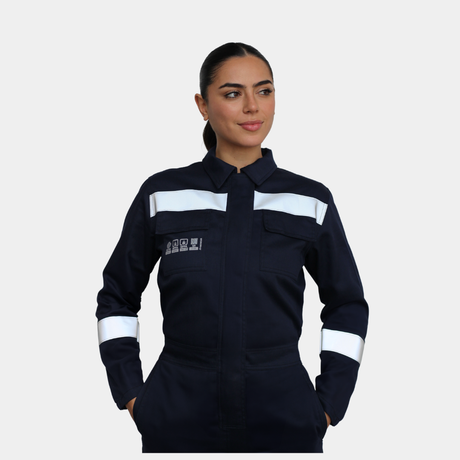 Mujer usando overol ignífugo FIREWEAR® azul marino en vista frontal.