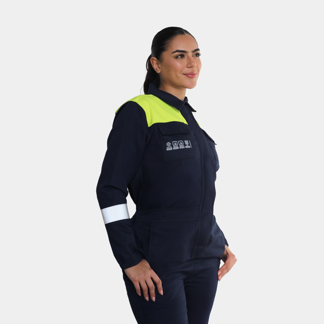 Mujer usando overol ignífugo FIREWEAR® bicolor azul y amarillo en vista tres cuartos izquierda.
