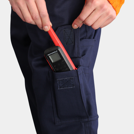 Detalle de bolsillo para radio de overol ignífugo FIREWEAR® bicolor naranjo y azul para hombre.