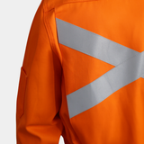 Detalle de cintas reflectantes posteriores de overol ignífugo FIREWEAR® bicolor naranjo y azul para hombre.