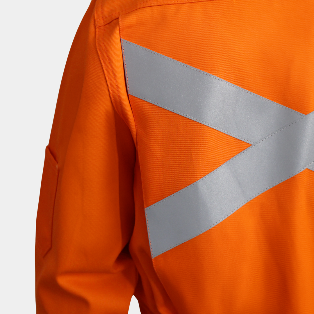 Detalle de cintas reflectantes posteriores de overol ignífugo FIREWEAR® bicolor naranjo y azul para hombre.