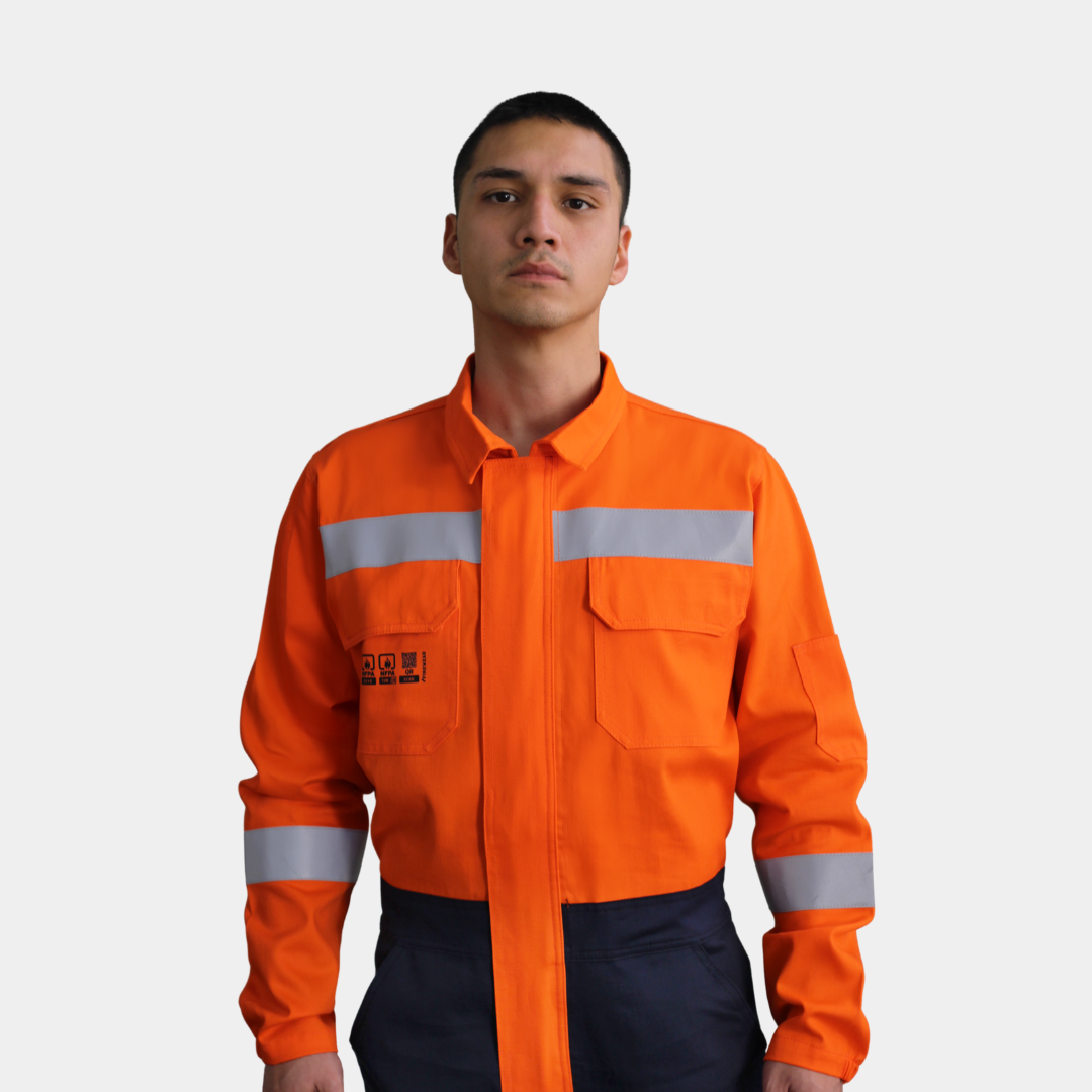 Hombre usando overol ignífugo FIREWEAR® bicolor naranjo y azul en vista frontal superior.