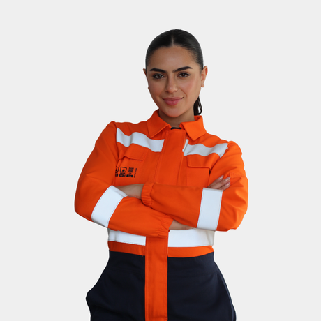 Mujer usando overol ignífugo FIREWEAR® bicolor naranjo y azul con brazos cruzados.