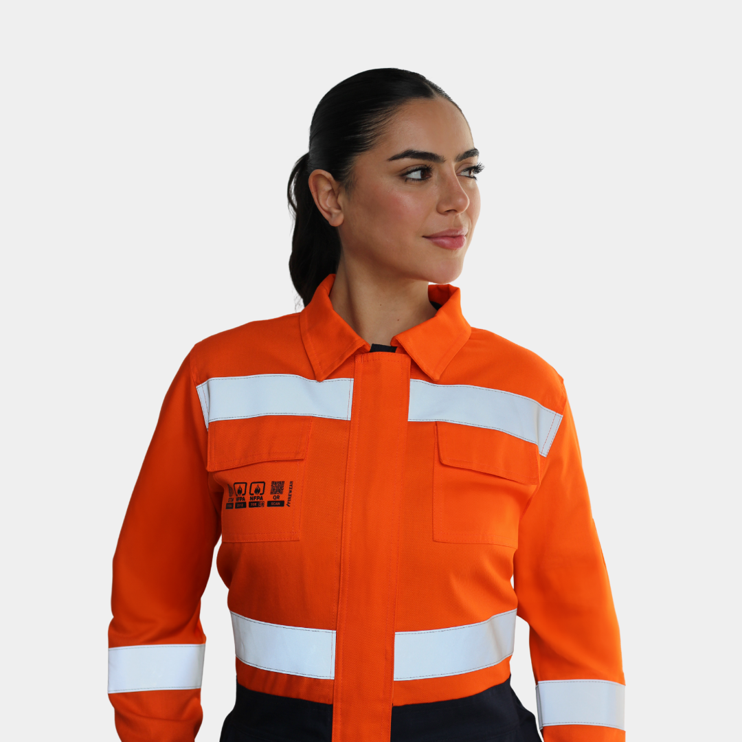 Mujer usando overol ignífugo FIREWEAR® bicolor naranjo y azul en vista frontal.