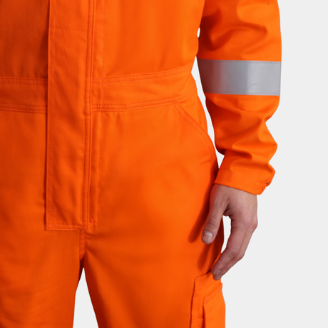 Detalle de cierre frontal de overol ignífugo FIREWEAR® naranjo para hombre.