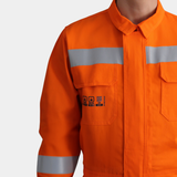 Vista frontal superior de overol ignífugo FIREWEAR® naranjo para hombre.