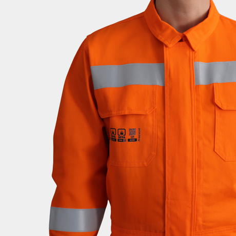 Vista frontal superior de overol ignífugo FIREWEAR® naranjo para hombre.