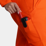 Detalle de bolsillo lateral de overol ignífugo FIREWEAR® naranjo para mujer.
