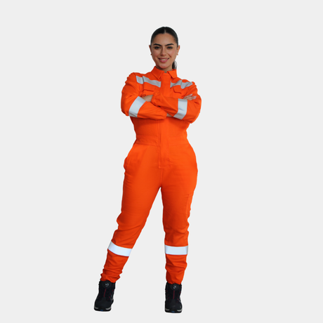Mujer usando overol ignífugo FIREWEAR® naranjo en vista frontal de cuerpo completo.