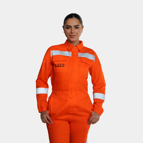 Vista frontal de overol ignífugo FIREWEAR® naranjo para trabajo industrial.