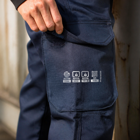 Detalle de bolsillo cargo de pantalón ignífugo FIREWEAR® azul marino para hombre.