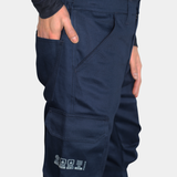 Detalle de bolsillo lateral de pantalón ignífugo FIREWEAR® azul marino para hombre.