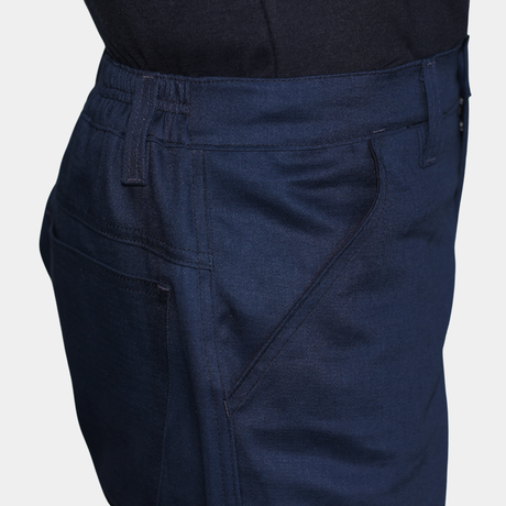 Detalle de calce frontal de pantalón ignífugo FIREWEAR® azul marino para hombre.