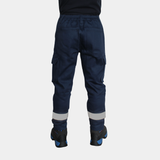Vista posterior de piernas con pantalón ignífugo FIREWEAR® azul marino para hombre.