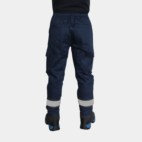 Vista posterior de piernas con pantalón ignífugo FIREWEAR® azul marino para hombre.