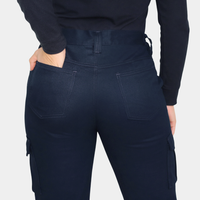 Detalle de calce posterior de pantalón ignífugo FIREWEAR® azul marino para mujer.