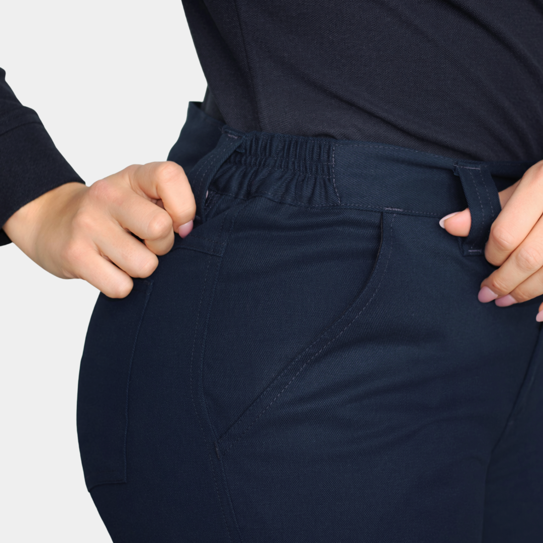 Detalle de cintura elasticada de pantalón ignífugo FIREWEAR® azul marino para mujer.