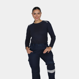 Mujer usando pantalón ignífugo FIREWEAR® azul marino en vista frontal de cuerpo completo.