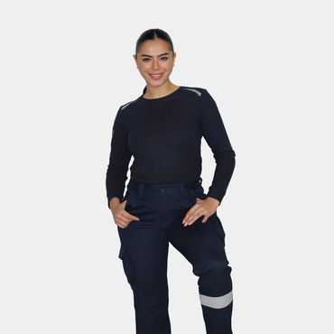 Mujer usando pantalón ignífugo FIREWEAR® azul marino en vista frontal de cuerpo completo.