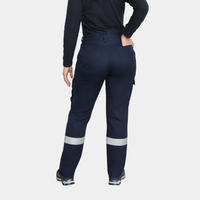 Mujer usando pantalón ignífugo FIREWEAR® azul marino en vista posterior de cuerpo completo.