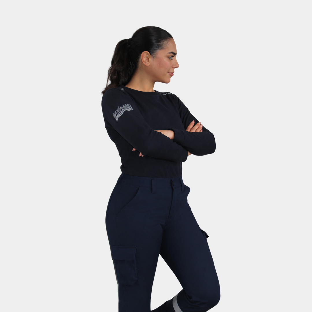 Mujer usando pantalón ignífugo FIREWEAR® azul marino en vista tres cuartos.