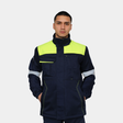 Hombre usando parka ignífuga impermeable FIREWEAR® bicolor azul y amarillo en vista frontal.