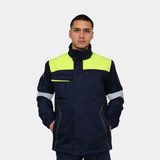 Hombre usando parka ignífuga impermeable FIREWEAR® bicolor azul y amarillo en vista frontal.